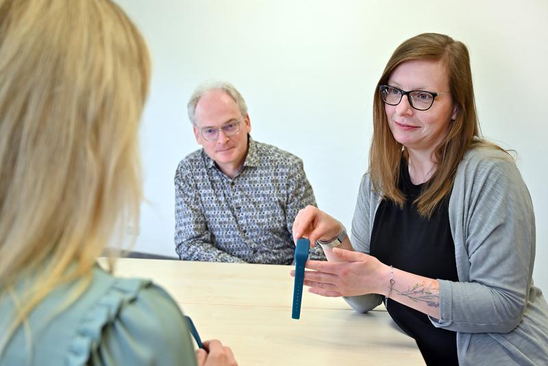 Prof. Stefan Smesny und Dr. Kerstin Langbein vom PRESCIENT-Team beraten eine Studienteilnehmerin.