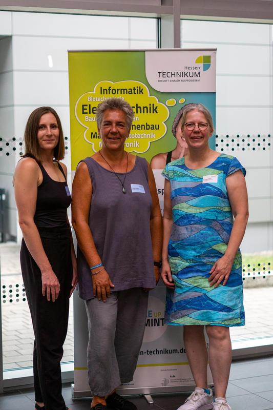 Prof. Dr. Yvonne Haffner (Mitte), zentrale Projektleiterin Hessen-Technikum, mit Tanja Münch, kommissarische Leiterin des Ressorts Studium, Lehre und studentische Angelegenheiten (rechts) und Anne Bentrup, zentrale Projektkoordinatorin Hessen-Technikum.