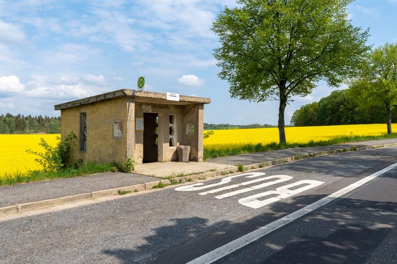 Bushaltestelle im ländlichen Raum. Neue Mobilitätsformen könnten in verschiedenen Regionen eine Chance bieten, Angebote zu flexibilisieren und zu verbessern so dass mehr Menschen den öffentlichen Verkehr einfach nutzen können.