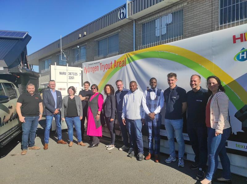 Stakeholders in the HyTra project, among others: Alu-Cab CEO Warwick Leslie (5th from the right), Beverley van Reenen (Mayoral Committee Member for Energy in the City of Cape Town.