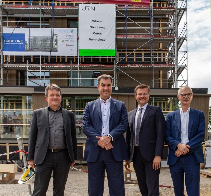 Dieter Maußner, Amtsleiter StBAER, Ministerpräsident Dr. Markus Söder, Oberbürgermeister Marcus König und Gründungspräsident Prof. Prömel bei der Baufeier für Cube One