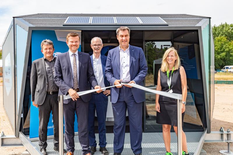 Dieter Maußner, Head of Office StBAER, Mayor Marcus König, Founding President Prof. Prömel, Minister President Dr. Markus Söder and Founding Vice President Prof. Isa Jahnke open the Experience Cubes