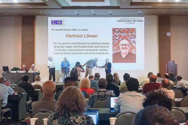 Prof. Löwen wurde am 10. Juli 2023 mit dem SigmaPhi-Preis für seine Leistungen in der Statistischen Physik ausgezeichnet. 