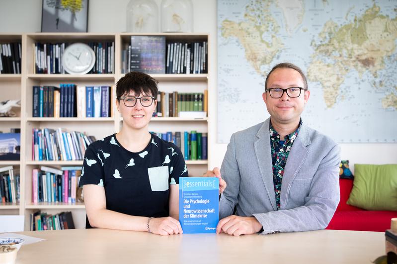  Dorothea Metzen (links) und Sebastian Ocklenburg präsentieren ihr Buch.