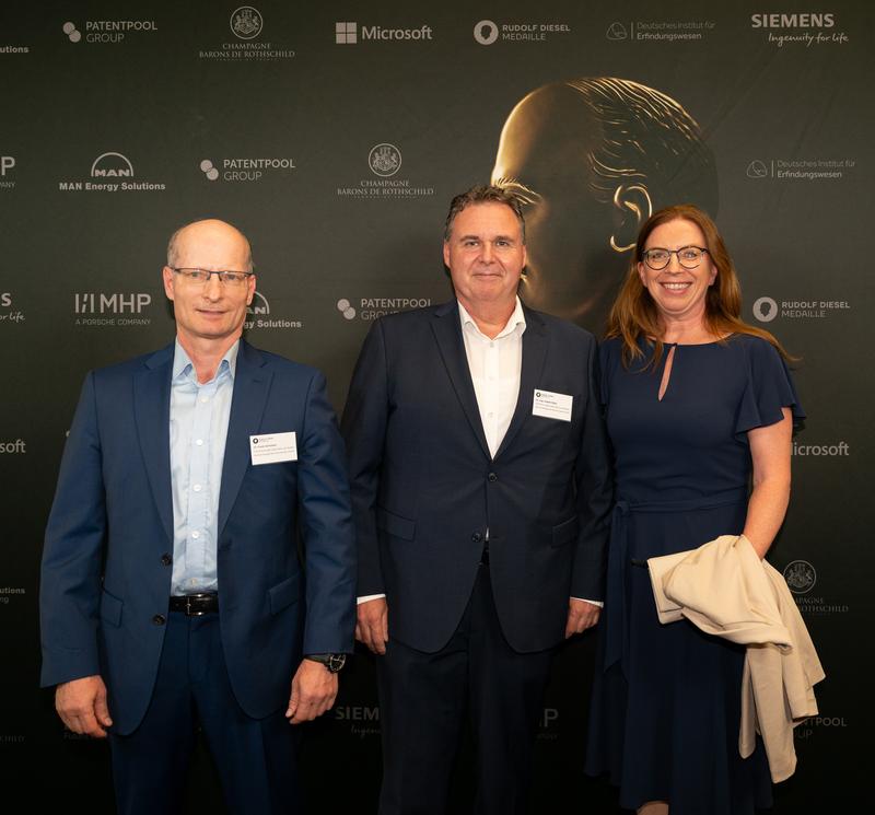 Freuen sich über die Nominierung für herausragende Leistungen in der Innovationsförderung: Dr. Frank Schlotter, Geschäftsführer Dr.-Ing. Hubert Siller und Annette Siller von der TLB GmbH (von links). 