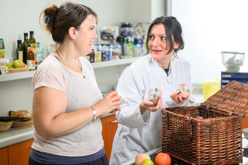 In der Diätküche der Medizinischen Klinik I am Uniklinikum Würzburg erhielt Heike Reidinger eine umfassende Ernährungsberatung. Studienärztin Ann-Cathrin Koschker erläutert, wie wichtig Proteine beim Abnehmen sind. 