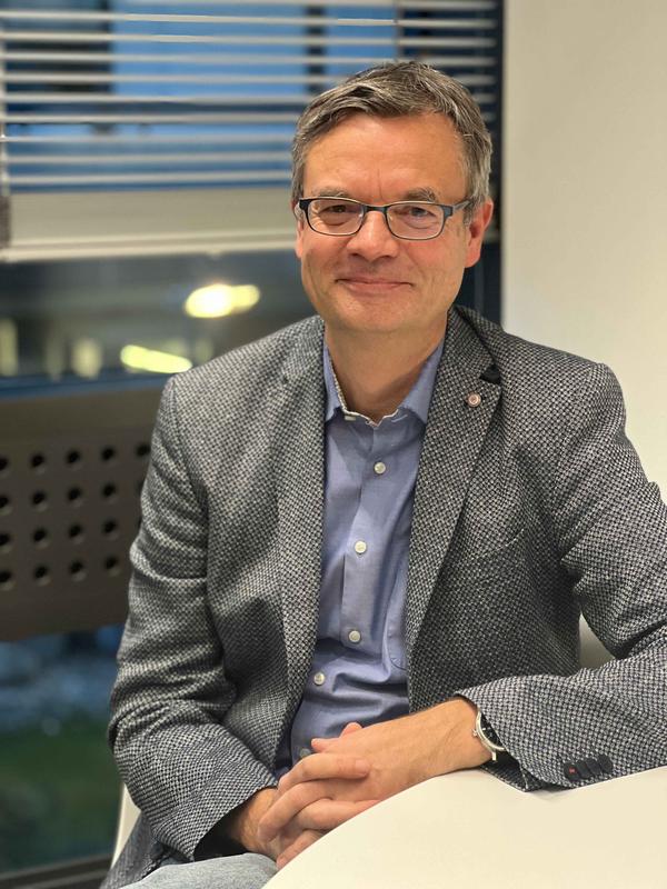 Unter der Leitung von Professor Dr. Christian Buske untersuchte das Forschungsteam in seiner Studie die Wirksamkeit einer milden Immunchemotherapie bei Morbus Waldenström.   