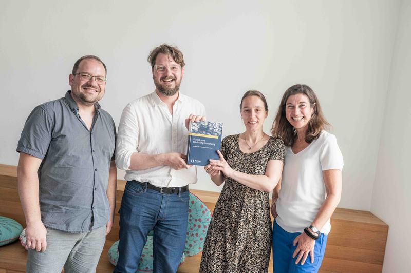 Die Herausgeberinnen und Herausgeber im Bild (v. l.): Dr. Marcel Berlinghoff, Dr. J. Olaf Kleist, Dr. Tabea Scharrer, Prof. Dr. Birgit Glorius von der TU Chemnitz.