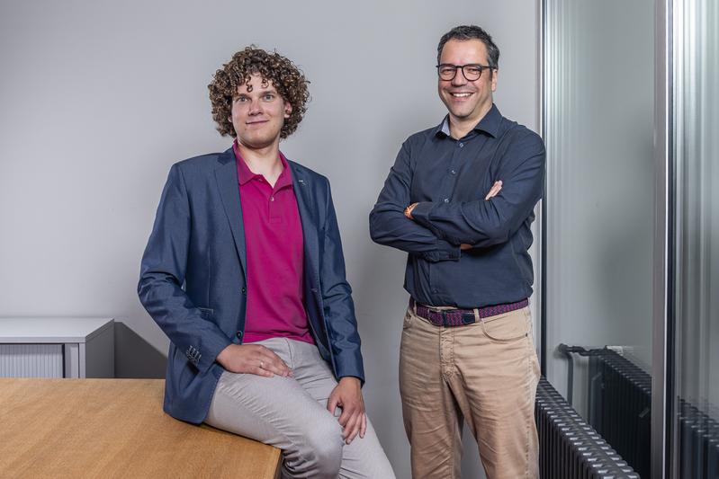 Michal Rawlik (links), Erstautor der Veröffentlichung, und Marco Stampanoni hoffen, die Brustkrebsdiagnostik mit dem neunen Verfahren entscheidend verbessern zu können.