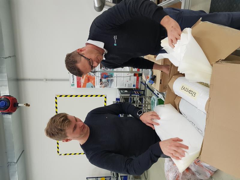 Die von der Montanuniversität Leoben und von Lenzing Plastics entwickelte und im Labor hergestellte Folie wird für weitere Tests an die Forscher von Fraunhofer Austria geliefert  