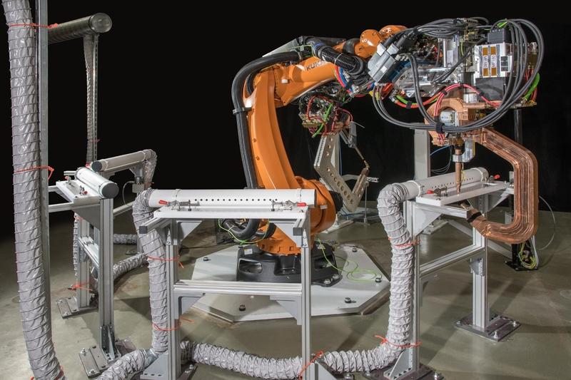 Schweißen mit einem Roboter. Wie verhält sich Aluminium während des Fügeprozesses? Zu dieser Frage forscht die MPA Universität Stuttgart.