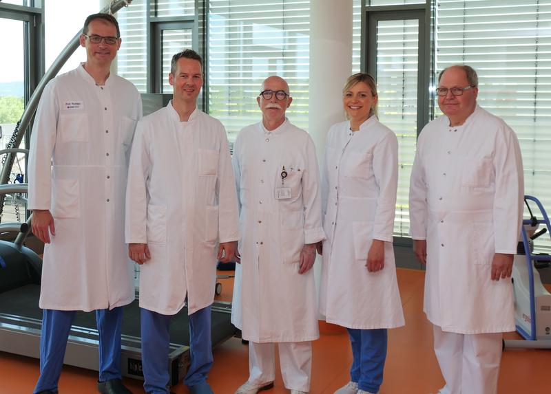 Anerkannte Sportkardiologie auf hohem Niveau: (V.l.) Prof. Dr. Volker Rudolph, Dr. Hendrik Bante, Dr. Klaus-Peter Mellwig, Dr. Regine Brinkmann und Dr. Karl-Otto Dubowy im HDZ NRW, Bad Oeynhausen