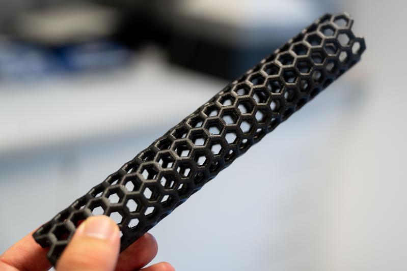 3D-gedrucktes Modell einer Kohlenstoff-Nanoröhre, die den Hauptbestandteil der neuen Sensoren bilden. Anders als in diesem Modell sind die echten Nanoröhren etwa 100.000-mal dünner als ein menschliches Haar.