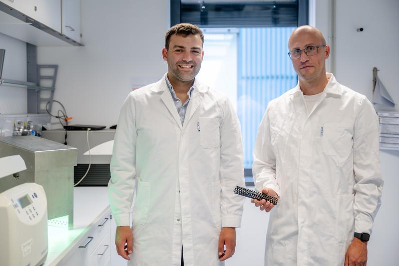 Justus Metternich (links) und Sebastian Kruss (rechts) forschen an Kohlenstoff-Nanoröhren, um Biosensoren zu entwickeln. In der Hand halten sie ein Modell einer solchen Nanoröhre.