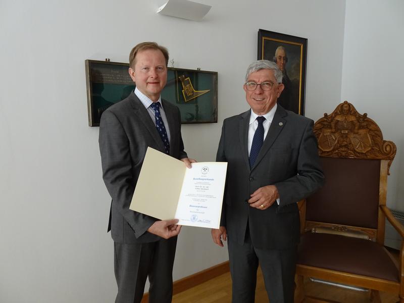Dr. Volker Steinbach und Prof. Dr. Klaus-Dieter Barbknecht bei der Übergabe der Berufungsurkunde (Honorarprofessor).