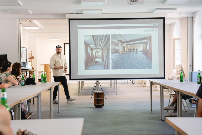 Professor Kostas Medugorac präsentiert die noch junge, aber beeindruckende Erfolgsgeschichte des Ateliers für Technisches Design im Deggendorfer Stadtpark.