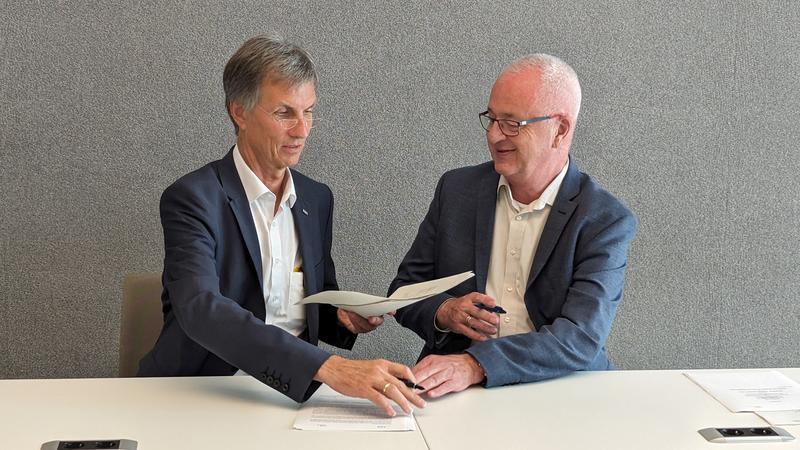 Mit den Unterschriften ist die Kooperation besiegelt: Rektor der HHN, Professor Oliver Lenzen (links) und Präsident der VGU, Professor Tomas Benz.