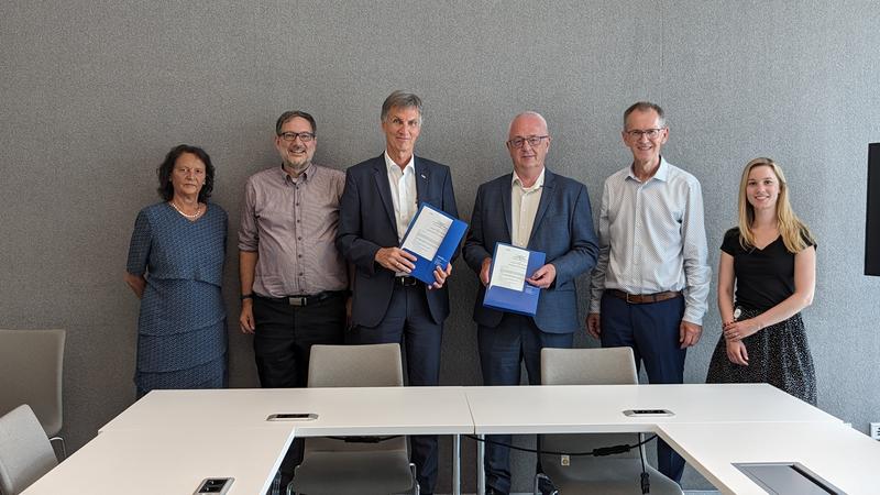 V.l.n.r.: Prorektorin im Bereich Internationalisierung und Diversität Ruth Fleuchaus, Professor Ansgar Meroth, Rektor Oliver Lenzen, VGU-Präsident Tomas Benz, Studiengangleiter bei Electrical Systems 