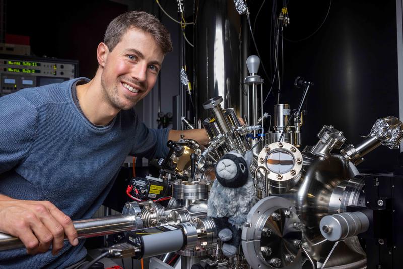 Auf ein Atom genau: Jonas Allerbeck am Rastertunnelmikroskop. Hier werden die Anregungsimpulse in atomarer Genauigkeit auf Defektstellen im 2D-Material gezielt – und die physikalischen Prozesse beobachtet. 