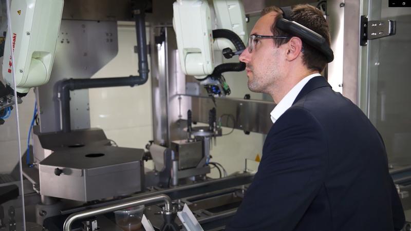 Fernservice-Konzept im Praxistest: Doktorand Stefan Ohlig von der Forschungsgruppe APPRISE mit der AR-Brille bei der Fernwartung.
