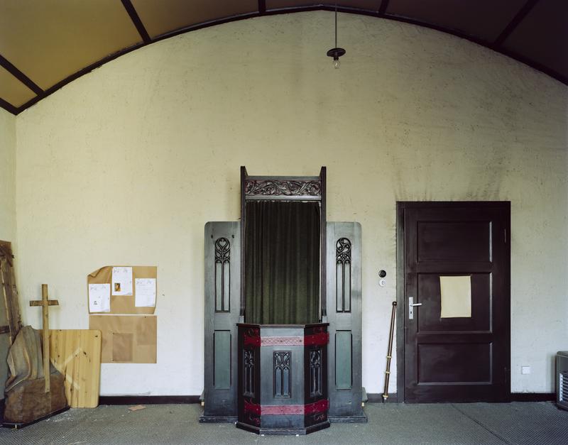 Eines von 15 Motiven aus der preisgekrönten Fotoserie „Das Verhältnis. Über Macht“ von Fabian Stransky: Ein ausrangierter Beichtstuhl auf dem ´Heiligen Dachboden´ einer Kirche.