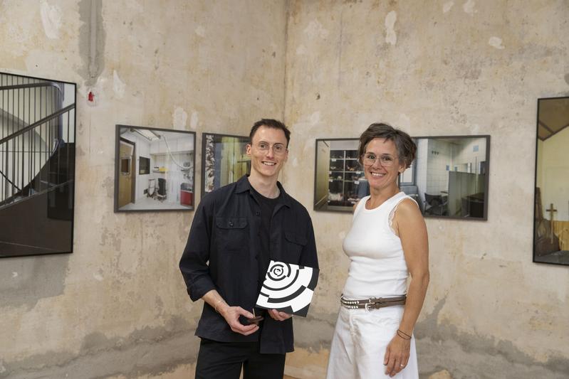 Fabian Stransky, Preisträger Kommunikationsdesign, und Julia Reidel, 1. Vorsitzende des Fördervereins des Fachbereichs Gestaltung der h_da.