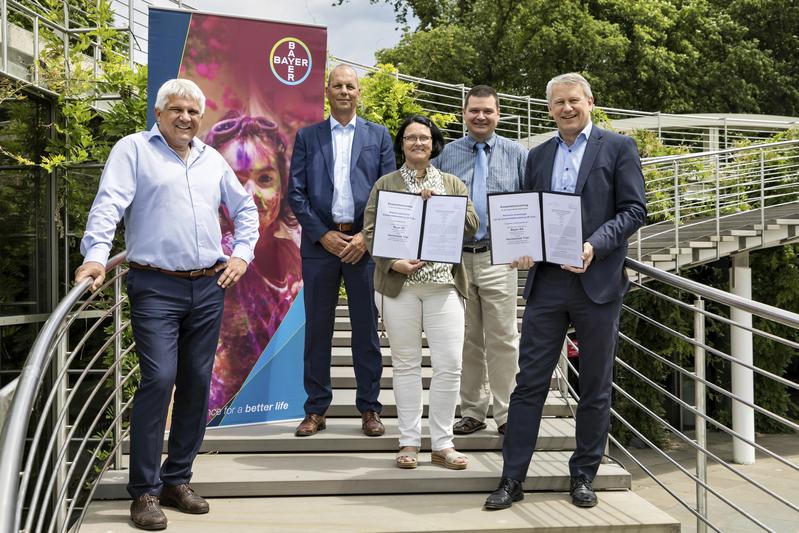 Zeigen sich erfreut über die Zusammenarbeit zwischen Lehre und Praxis [v.l.n.r.]: Andreas Labus (Bayer), Principal, Ralf Rademann (Bayer), Prof. Dr. Beate Massa (Hochschule Trier), Prof. Dr. Percy Kampeis (Hochschule Trier) und Ludger Schlüter (Bayer).