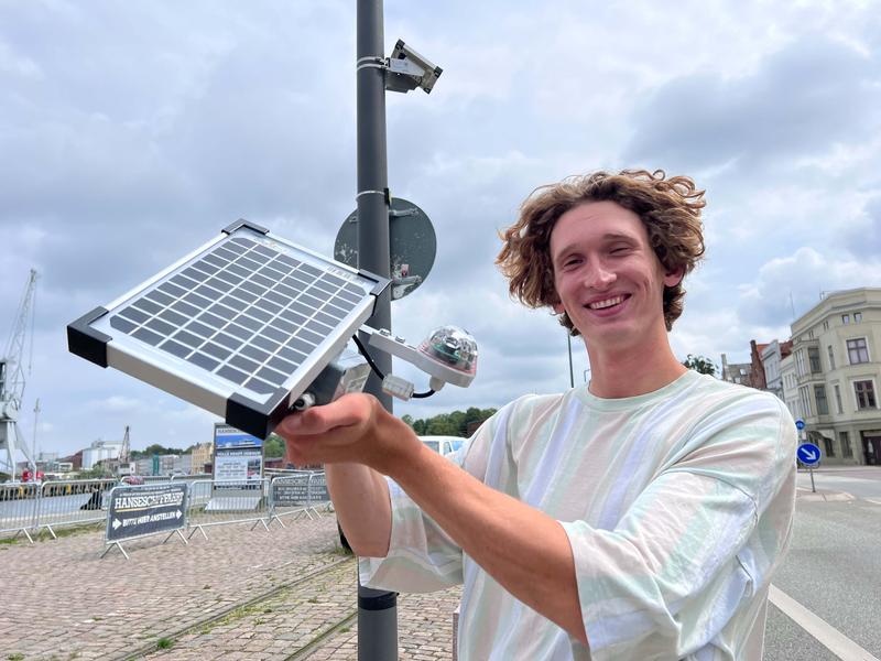 Marius Kämmel studiert im Bachelor Umweltingenieurwesen und -management an der TH Lübeck. Zur Zeit arbeitet er bei der hydro & meteo GmbH und installiert die Niederschlagssensoren.