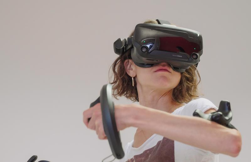 Mit einer VR-Brille können sich Patientinnen und Patienten ihren virtuellen gesunden Körper ansehen.