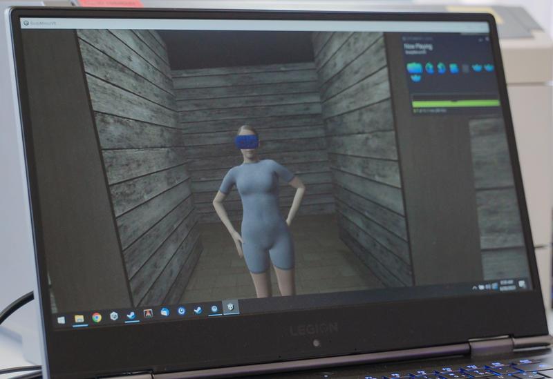 Die entwickelte Virtual Reality Umgebung ermöglicht es von Magersucht betroffenen Menschen, schon früh im Behandlungsverlauf auszuprobieren, wie es ihnen mit einem gesunden Körpergewicht ergehen könnte. 