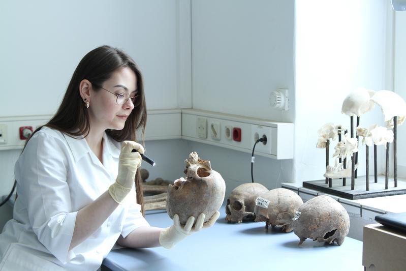 Dr Joanna Bonczarowska, together with colleagues, discovered that a genetic element newly acquired before the modern pandemic is linked to the virulence of Y. pestis.