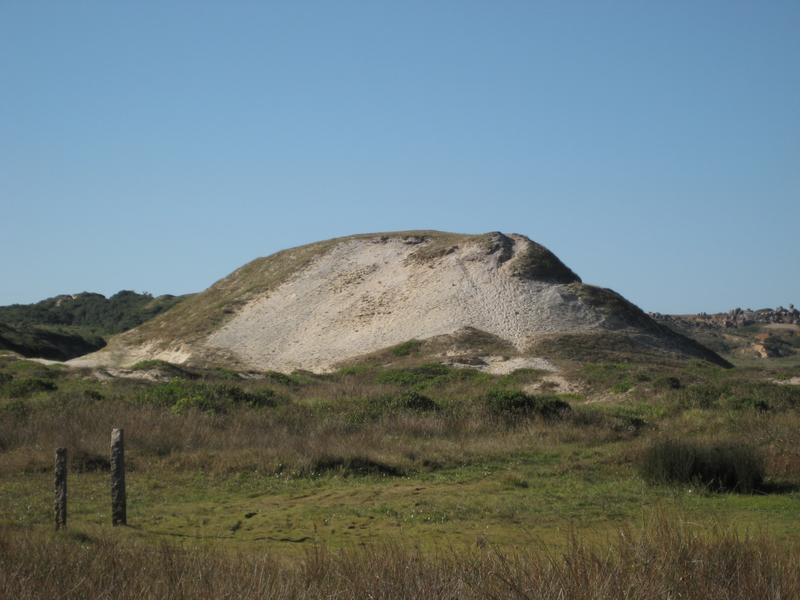 Auf einer Strecke von mehr als 3.000 Kilometern an der Atlantikküste Brasiliens finden sich zahlreiche solcher Sambaquis, Hügel aus Muscheln und anderem kalkhaltigen Material. 
