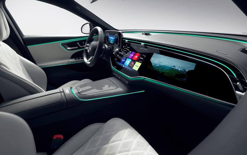 In der neuen E-Klasse der Mercedes-Benz AG wird dank intelligenter Musikanalyse des Fraunhofer IDMT Ilmenau Musik auch visuell erlebbar. Dafür wird ein Lichtband im Fahrzeuginnenraum passend zu Musik und Sounds angesteuert.