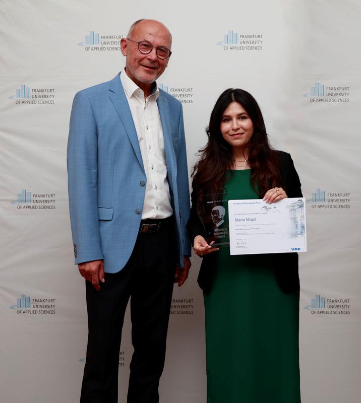 Prof. Rolf Bergbauer (l.), Geschäftsführer des VDE Rhein-Main e.V., verlieh Maria Majid, Absolventin des Master-Studiengangs Information Technology, den Friedrich-Dessauer-Preis für ihre Abschlussarbeit.