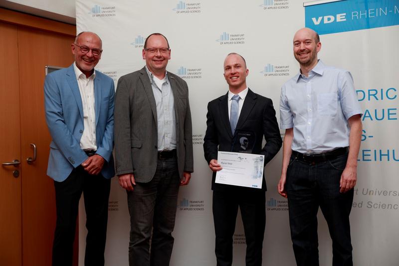 René Weil (3. v. l.), Preisträger des Friedrich-Dessauer-Preises, mit Prof. Dr. Rolf Bergbauer (1. v. l.), Geschäftsführer des VDE Rhein-Main e.V., und den Betreuern Prof. Dr. Thomas Hollstein (2. v. l.) und Prof. Dr. Heiko Hinkelmann (4. v. l.).