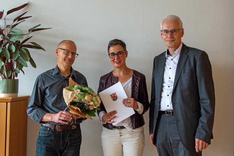 Von links: Prodekan Prof. Dr. Paul Krappmann, Prof. Dr. Miriam Baghai-Thordsen, Hochschulpräsident Prof. Dr. Karl Stoffel 