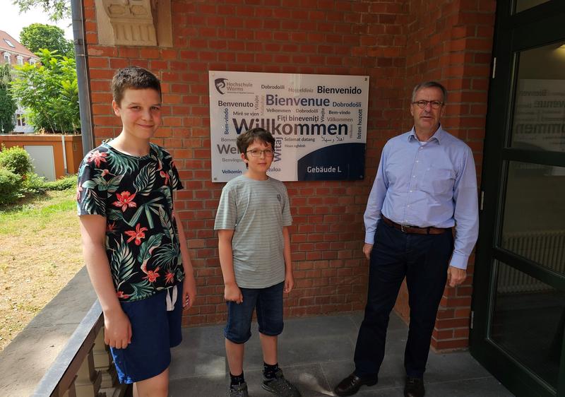Präsident Jens Hermsdorf freut sich über den Besuch der Nachwuchsforscher.