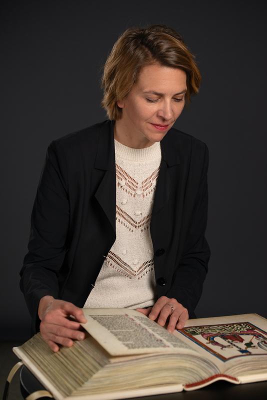 Die Sprachwissenschaftlerin Prof. Anna Kathrin Bleuler (auf dem Foto mit einem Faksimile) erforscht an der Universität Augsburg den Codex Manesse,  eine Sammlung von mittelhochdeutscher Lyrik von 140 Autoren.