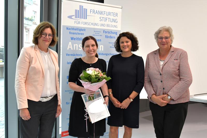 Prof. Dr. Stephanie Mehl (2.v.l.) mit Astrid Schulte, Stiftungsvorsitzende (2.v.r.), Karen Hoyndorf, Juryvorsitzende (l.) und Petra Rossbrey, Vorsitzende des Fördervereins der Frankfurt UAS e.V. (r.)