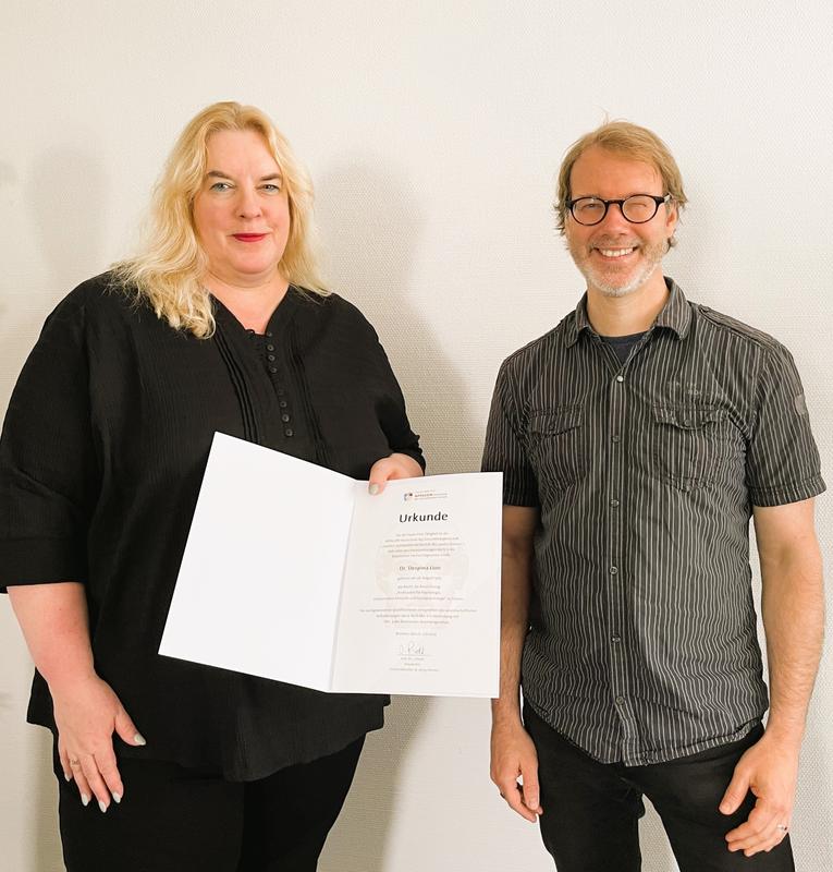 Prof. Dr. Despina Lion und Prof. Dr. Marcus Eckert bei der Urkundenübergabe.