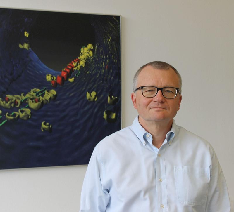 Prof. Dr. Dirk Schüler, Universität Bayreuth, vor der elektronenmikroskopischen Rekonstruktion des Inneren einer magnetischen Bakterienzelle.