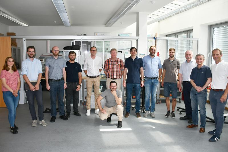 Beim Projekttreffen an der Hochschule Landshut trafen sich Partner aus Forschung und Industrie. Die Gastgeber (v.r.): Marc Bicker (ITZ), Prof. Dr. Norbert Babel, Prof. Dr. Otto Huber (beide LLK).