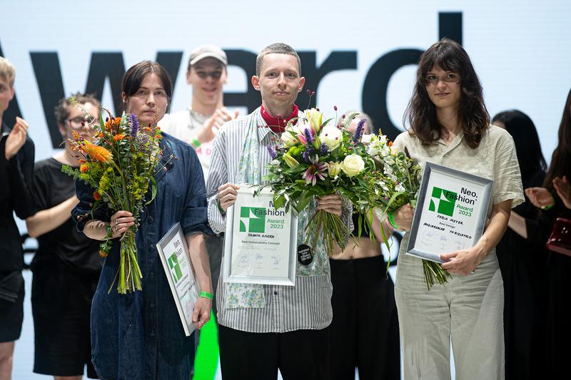 HSBI-Absolventin Fabia Meyer (rechts) erhielt für ihre Kollektion die Auszeichnung in der Kategorie Bestes Design. 