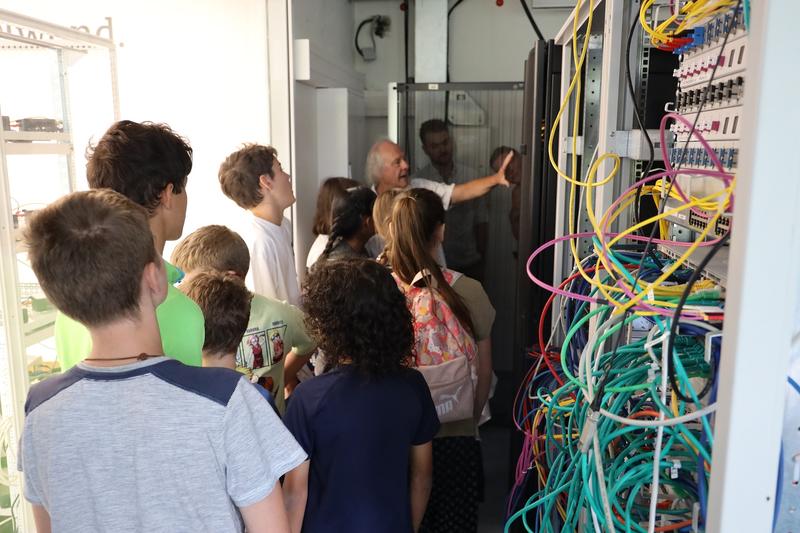 Prof. Ruhland zeigt den Kids einen Serverraum der Hochschule. 