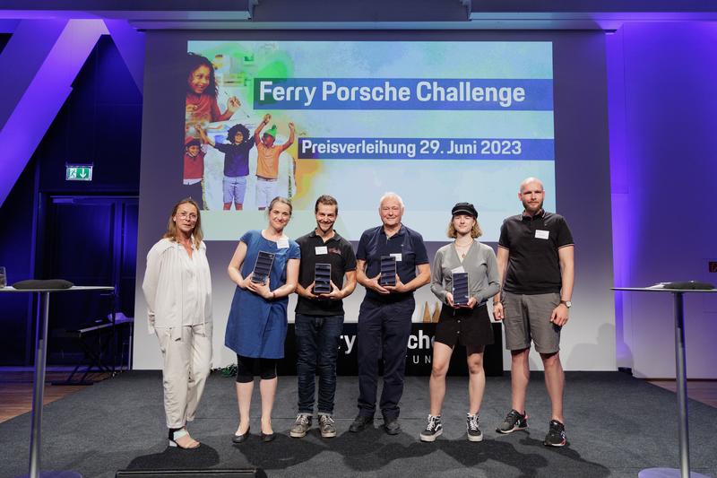 Preisverleihung der zweiten Preise im Porsche Museum
