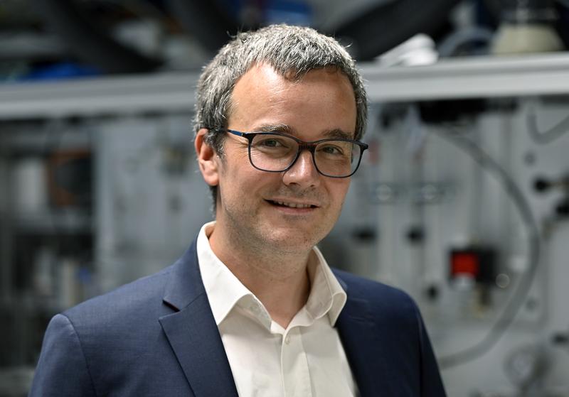 Prof. Dr. Bastian Etzold, Lehrstuhl für Power-to-X-Technologien an der FAU, wird mit einer Bayerischen Spitzenprofessur ausgezeichnet.