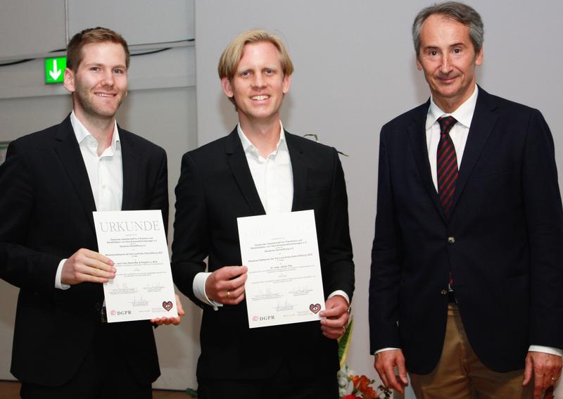 Preisträger: Dr. med. Felix Oberhoffer, Dr. med. Jakob Olfe, mit Prof. Dr. Bernhard Schwaab, DGPR, DHS