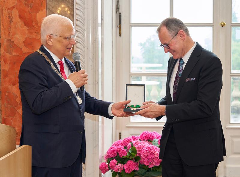 Rektor Prof. Dr. Stephan Dabbert verleiht Dr. Roman Glaser (r.) für sein außergewöhnliches Engagement die Würde eines Ehrensenators der Universität Hohenheim.