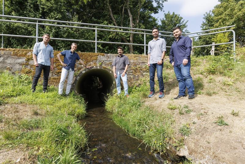 Das ZIGGURAT Gründerteam vor einem Regenwasserkanal (v.l.n.r.): Ralf Habermehl, Prof. Dr.-Ing. Ulrich Dittmer, Timo C. Dilly, Dr.-Ing. Amin E. Bakhshipour, Marius Lauer. 