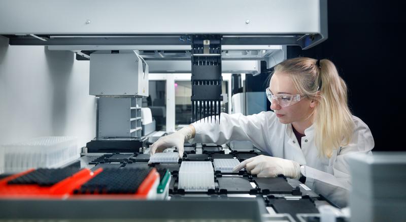 Hochdurchsatz-Pipettier- und Messroboter (TECAN Fluent®). Mit dem Gerät untersuchen Forschende des Leibniz-Instituts, auf welche Geruchsstoffe menschliche Geruchsrezeptoren reagieren.